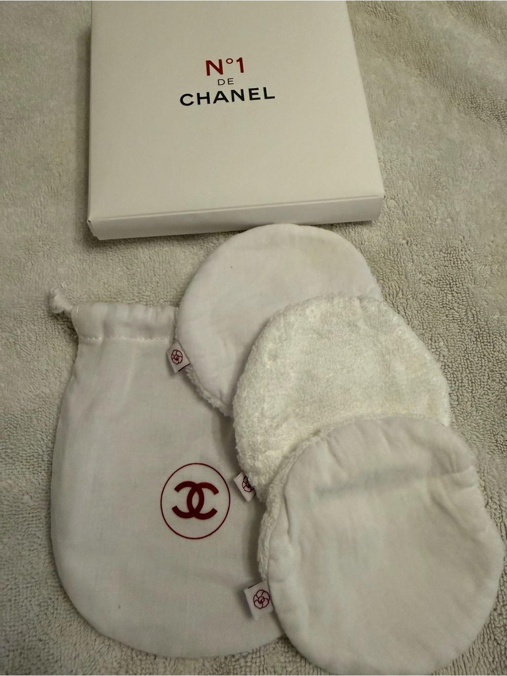 CHANEL N•1 White Reusable Facial Rounds with CC Pouch